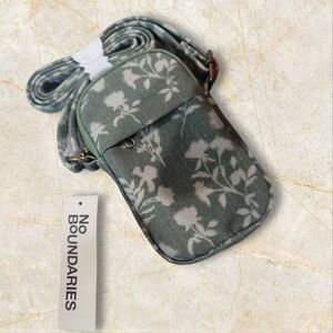 No Boundaries Floral Crossbody Bag in Green and White NWT